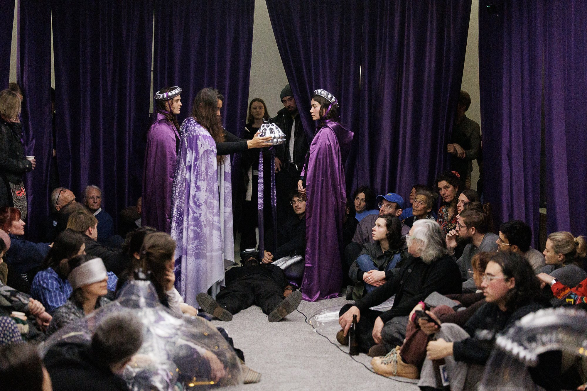 Mirrorworlds — Performance with the audience in the dream room